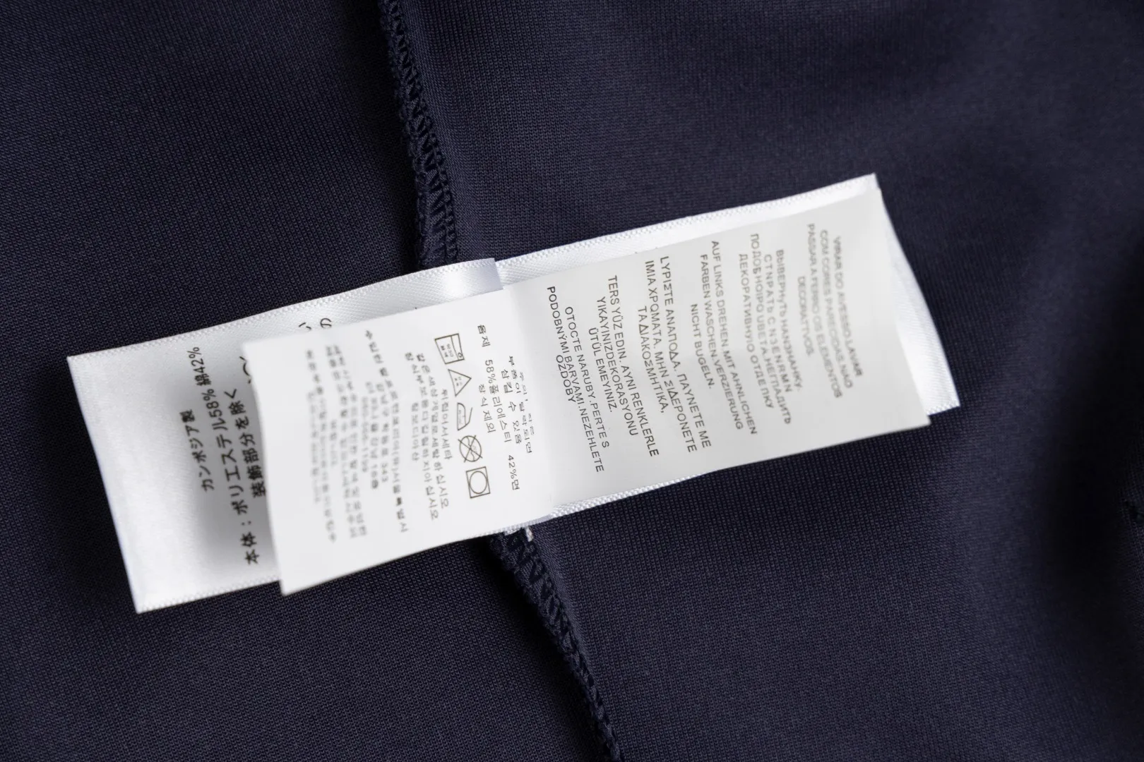 P236 #R95 Ralph Lauren/Ralph Lauren Twelve Color Pony🐎 Embroidered zipper cardigan jacket hooded sweatshirt This hooded sweatshirt is decorated with a simple style that represents Ralph Lauren. It is paired with a pony embroidery pattern, which is three-dimensional and full! The solid color fabric paired with exquisite embroidery instantly sets it off! Hooded sports design, loose and casual fit! The overall texture is very strong! Through the pictures, we can feel the thickness and texture of custom-woven and dyed threads. The workmanship is exquisite. They are shipped from major foreign trade factories. They are all made by masters with many years of experience. Everything is of high standards and requirements! Simple and versatile style ~ super delicate and soft, close to the body without being tied, all fabrics and accessories are original custom-made and of high quality! Perfectly reflects the brand’s sense of superiority! Standard cut, comfortable stretch, unrestricted movement! Highly practical, high-end and classy! Versatile style ~ can be paired with jeans or jogging pants. Ideal for transitioning from your morning commute to weekend events!  Color: Black with red label Black with white label Khaki Navy blue with red label Navy blue with white label White Light gray Dark gray Burgundy Army green Light blue Pink Size: S M L